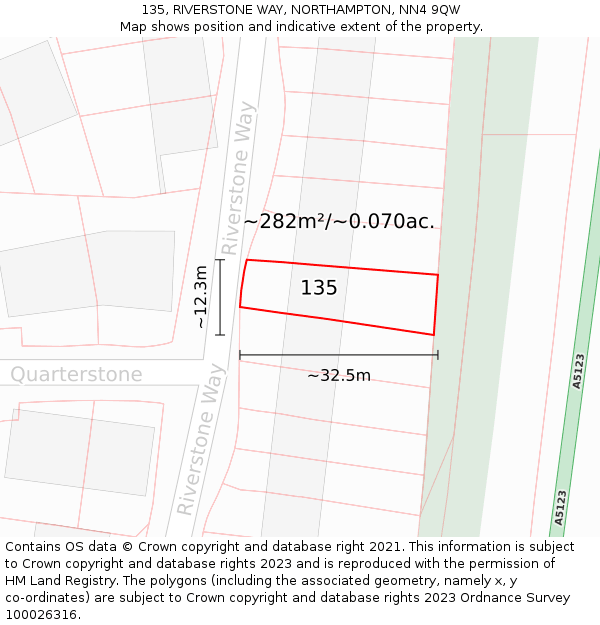 135, RIVERSTONE WAY, NORTHAMPTON, NN4 9QW: Plot and title map